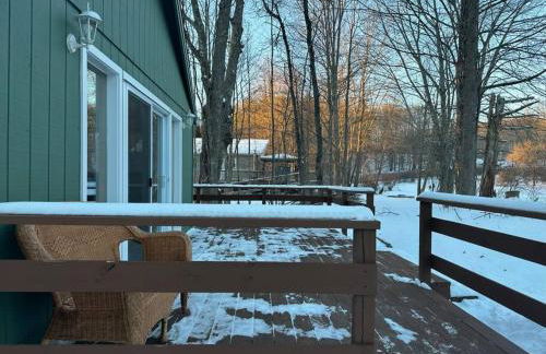 Lakefront with Lots of Light and Private Dock Access - Foto 17