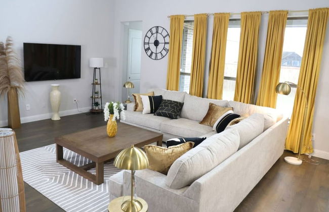 Spacious Home w Putting Green -for Extended Stays - Photo 4