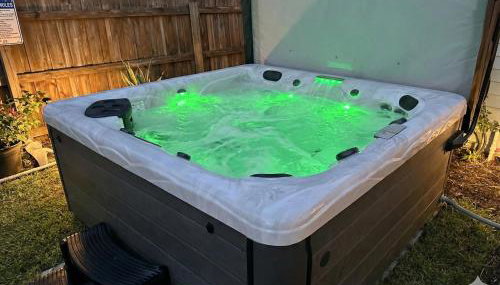 The Peacock Bungalow- Heated Pool & Jacuzzi- 5 min to beach! - Foto 5