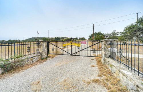 Group Getaway! Hill Country Basecamp with Trails - Foto 28