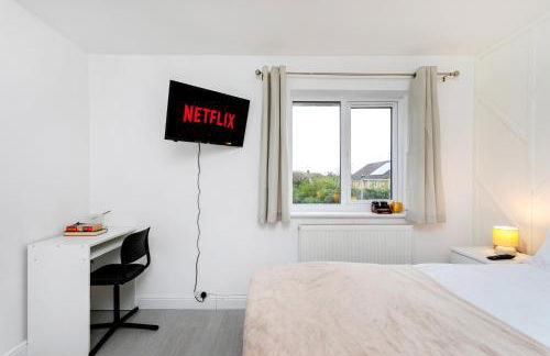 Large 4 Bed House - Long Stays Welcome - Smart TVs in Each Bedroom - Parking - Wifi - Foto 8