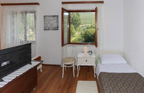 Waterfall House Getaway - Photo 8