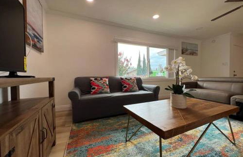 Modern 3 King Beds, Beautiful Large Backyard, WFH, Long Stays, Waterfall, WI-FI, FWY, 25 mins to Beach - Photo 10