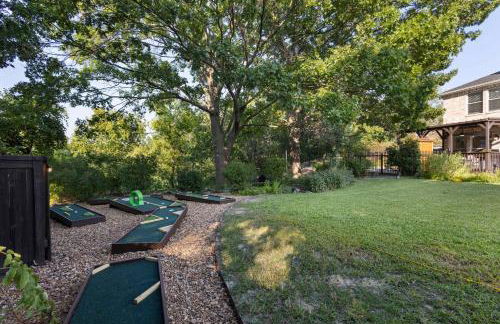 Heated Pool & Spa Mini Golf Bowling Game Room perfect for family - Photo 48