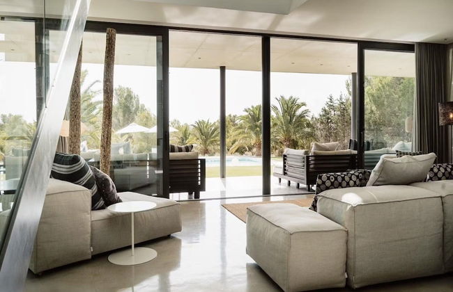 Modern Villa With Minimalistic Decor - Photo 21