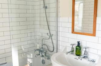 Historic 2 bed gatehouse in private parkland - Foto 8