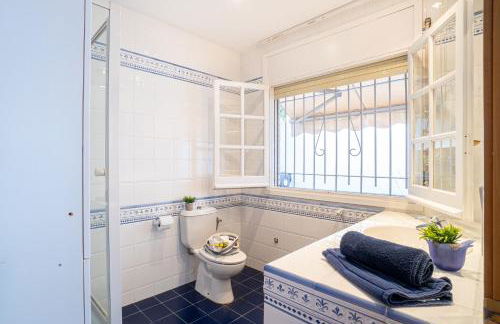 "Charm & Cozy 4BR - 3BA with Pool & Barbecue" - Photo 13