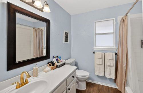 DFW Family Fun Retreat Game Room Pool Table Air Hockey Arcade Work Space Grill BBQ Firepit - Foto 33