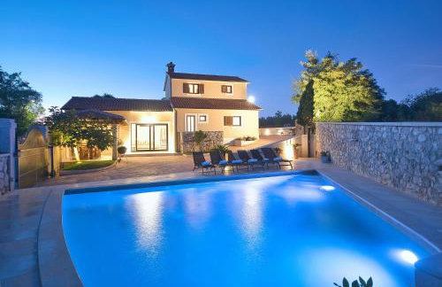 Gorgeous Pool Villa with a fenced garden - Photo 8