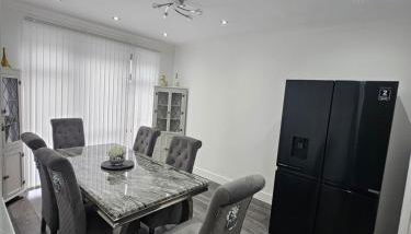 Spacious 3 Bed House with Garden,On-site Free Parking,WIFI - Foto 3