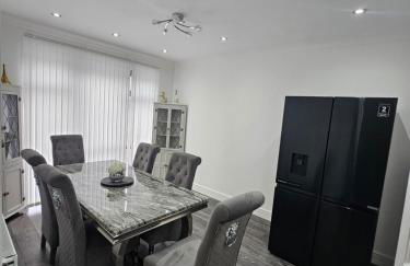 Spacious 3 Bed House with Garden,On-site Free Parking,WIFI - Foto 3