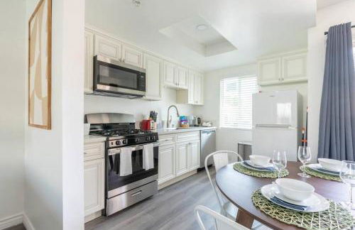 Modern 2BR Condo with King Bed & Balcony near LA - Foto 48