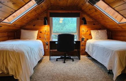 Knotty Pine Cabin with Artisan Stone Patio - Walk to Bass Lake - Foto 35