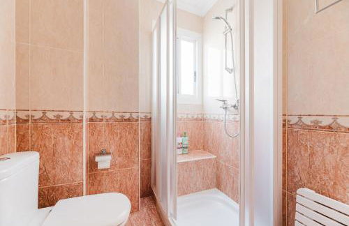 Piscina, terraza, espaciosa y buena energía - Photo 3