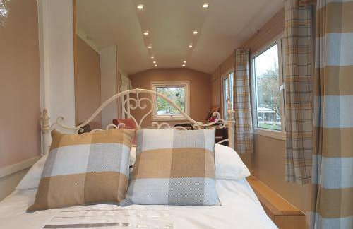 Riverside Cabin - Sleeps 2 - Hottub - Parking - Foto 15