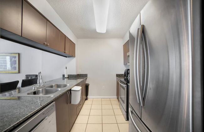 Luxurious 3BR Condo with Pool in Brickell - Foto 121