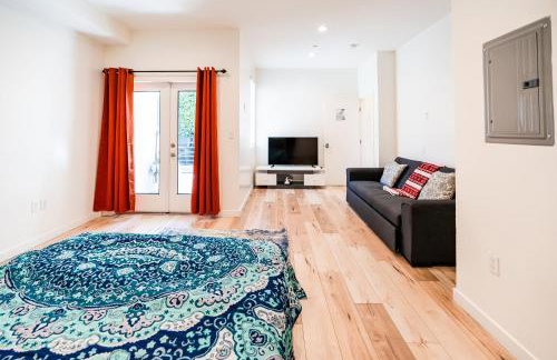 Modern 3 Bedroom 3 Level Loft in Hollywood Sleeps 10 Free Gated Parking Full Kitchen - Photo 21