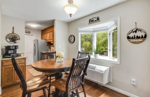 Brook Haven Condo - Downtown Blowing Rock Ground Floor Fully Stocked with 2 King Beds - Foto 9