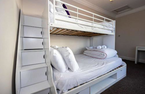 Detached House In Prestwich Sleeps 10 with Parking - Foto 43