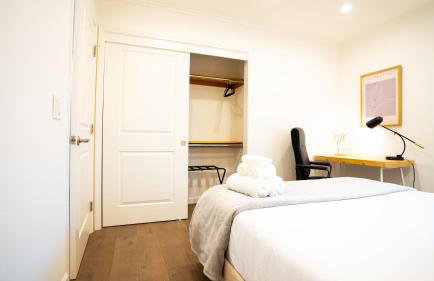 Grand Lux 4BR Prime Location & Serene Yard - Foto 23