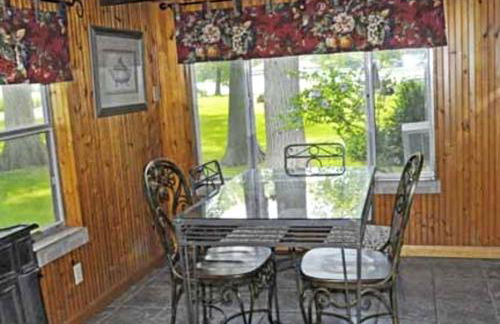 Rustic Waterfront Cottage Rental on the Guadalupe River in Texas - Photo 10