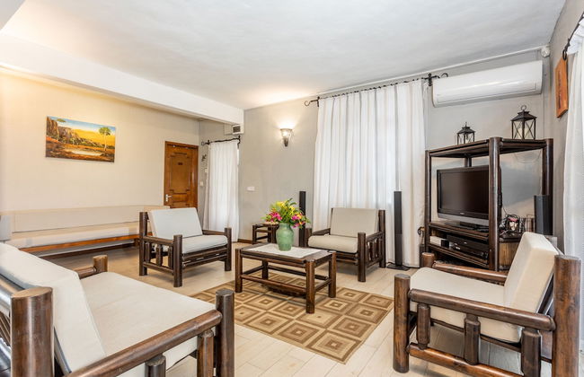 Villa with Heated Pool - Photo 14