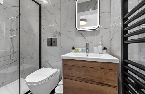 The Ultimate Hangout 4BR Modern House with Garden - Photo 19