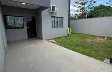 Casa vaga 2 carros ou caminhonete, 2 quartos, espaçosa, completa para 8 pessoas - Foto 1