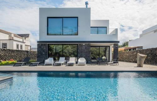 Lotus House - Heated Pool & Jacuzzi near the Beach - Photo 3