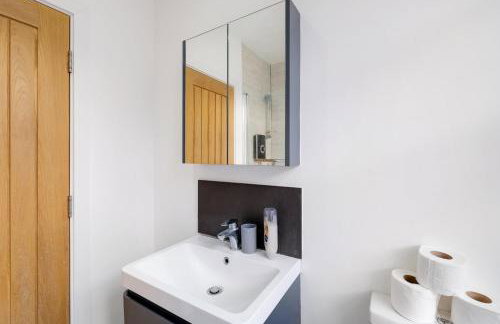 Eastons 2 Bedroom Apartment with Sofa Bed - Photo 25