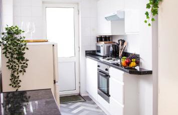 Contractor house, sleeps 5, close to restaurant's and bars, Long stays available, Oveyo Accommodation - Foto 7