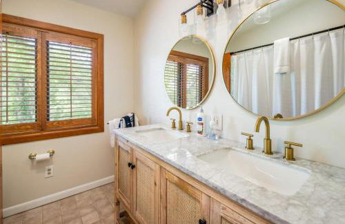 Stunning 4BR Retreat, Deck, Ping Pong, Near Marina - Foto 22