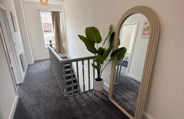 ResiLets Barnard St NEW Large 4 Bed House, Contractor Stays, Central - Foto 6