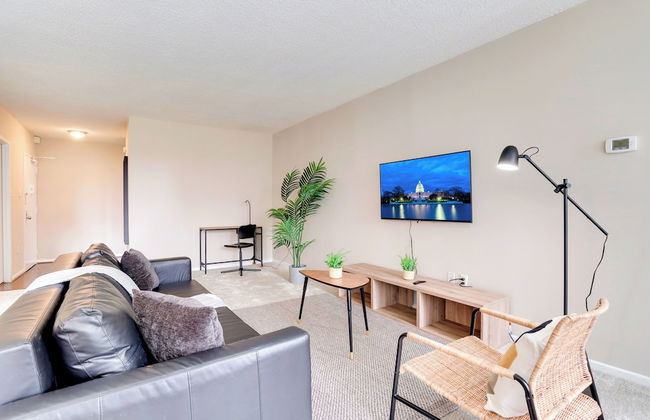 Modern Apartment with Top Amenities - Photo 14