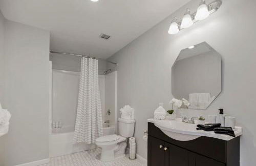 Chic 1BR Parking, Rooftop, Near Arrowhd & TMobile - Photo 57