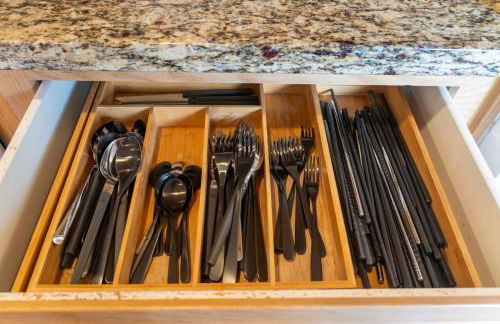 Spacious & Serene 6-Br Family Retreat in Kirkland - Photo 30