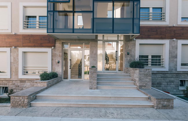 Villa Royal Apartments - Photo 2