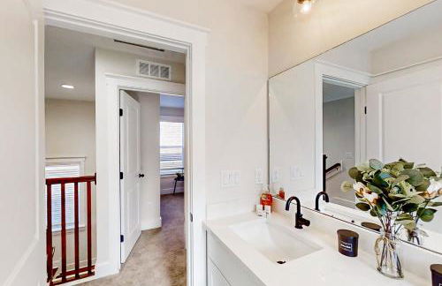 Brand new home with open layout, office, & great location - dog-friendly - Foto 22