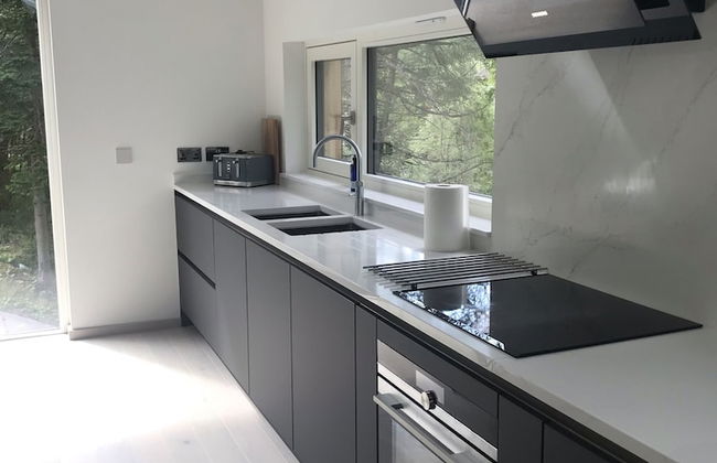 Red Stag With Stunning Loch and Waterfall View - Foto 6