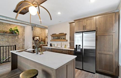 Bus Stop Sally in Historic Walker's Point MKE - Foto 26