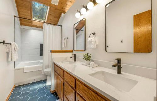 Pinewood Lodge - Backs to Forest - Near Downtown! - Foto 9