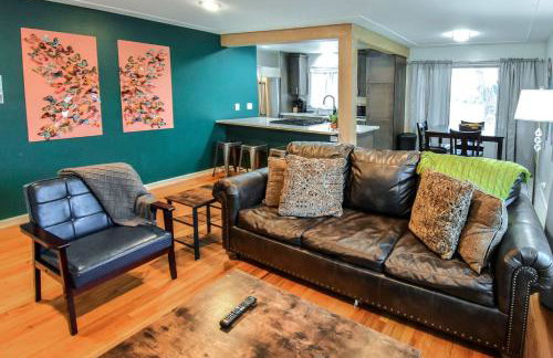 Enchanting Upper Unit with City Charm - Foto 1