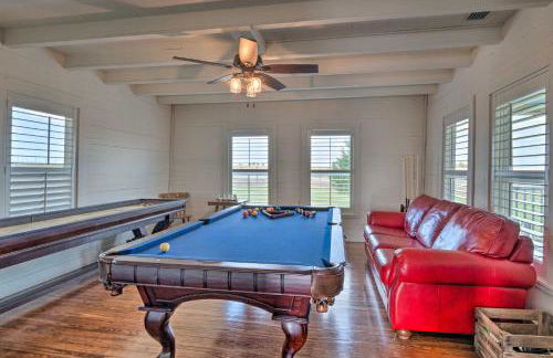Hot Tub and Game Room! Family Schulenburg Retreat - Foto 12