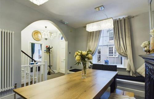 Montague House Town Centre sleeps up to 12 guests - Photo 41