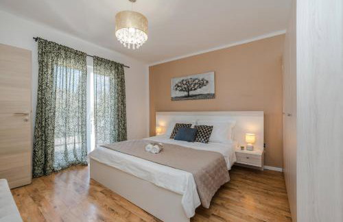 Holiday House Paula sa privatnim grijanim bazenom na mirnoj lokacija blizu mora - Foto 21