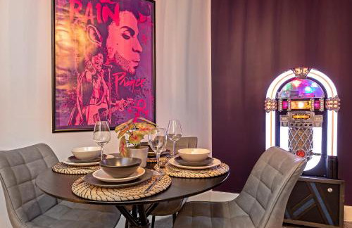 PRIME City Centre Location, THE JUKE BOX SUITE, Secure Gated FREE Parking Space, Unique STYLISH Apartment, AIR CONDITIONING & Two Bathrooms - Photo 17