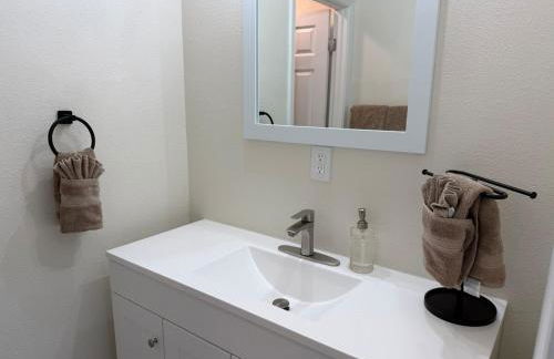 The Hayward Hearth, Serene 3BR Home, Cul-de-sac, Yard - Foto 42