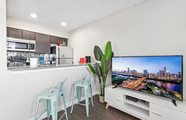 Charming King Bed 1BR w Pool 5 Min to DT - Photo 16