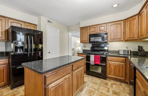 Bright Family Retreat with Private Backyard & Loft - Foto 30