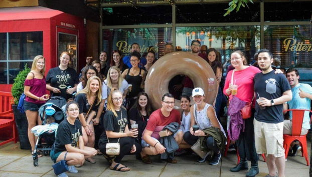 Foto de grupo durante el tour de dónuts por Chicago